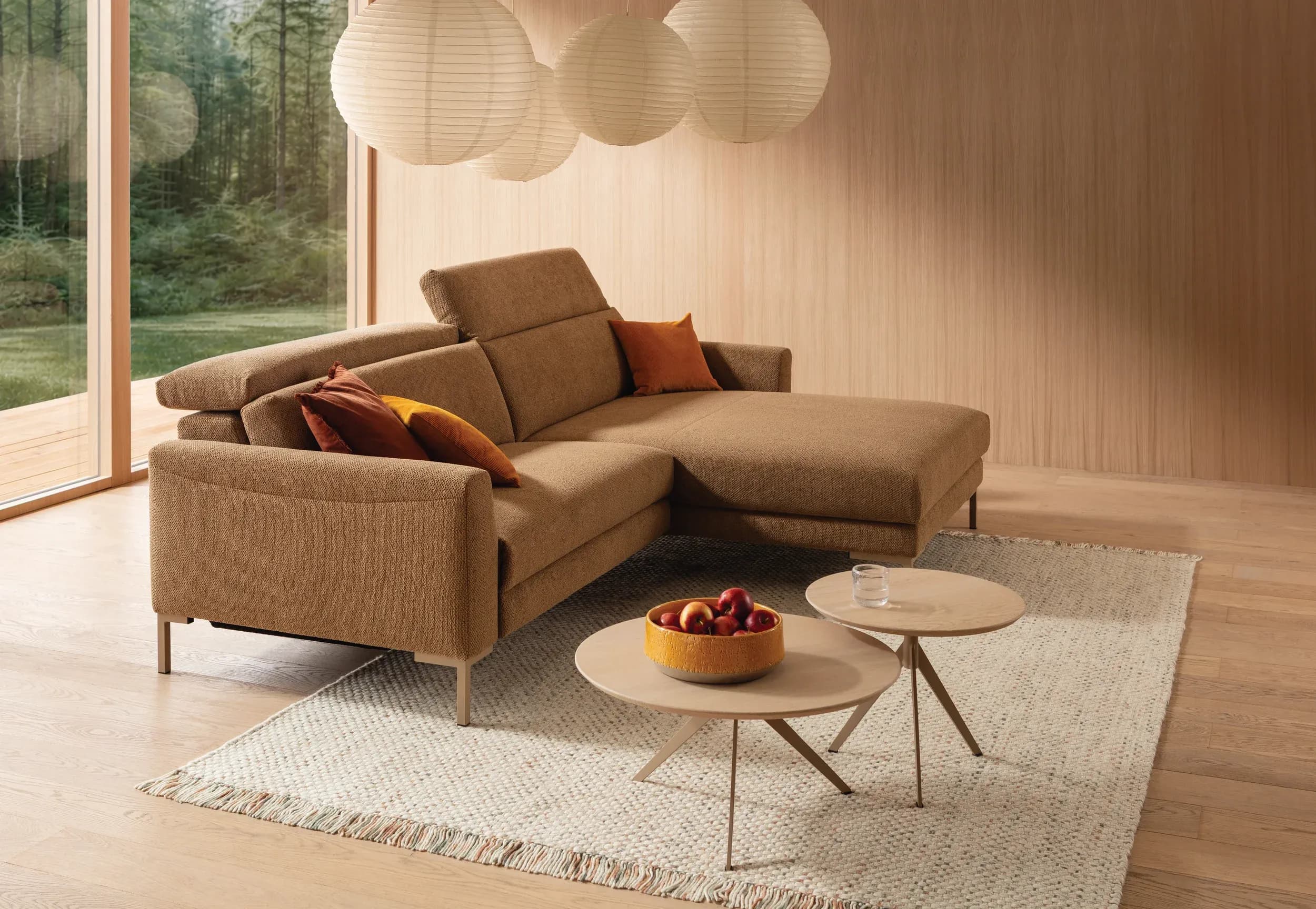Sofa Braska - 1,75-Sitzer mit Longchair rechts, inkl. Relaxfunktion (motorisch) und Kopfstütze verstellbar, Stoff, Rauchbraun