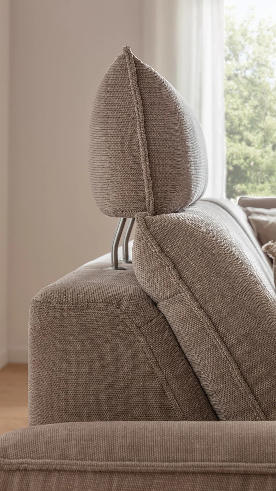 Ecksofa Tulsa KS - 2,5-Sitzer, Spitzecke und 1,5-Sitzer mit Anstellhocker aufklappbar rechts, inkl. Kopfstütze, AL verstellbar und Schlaffunktion, Stoff, Graubeige