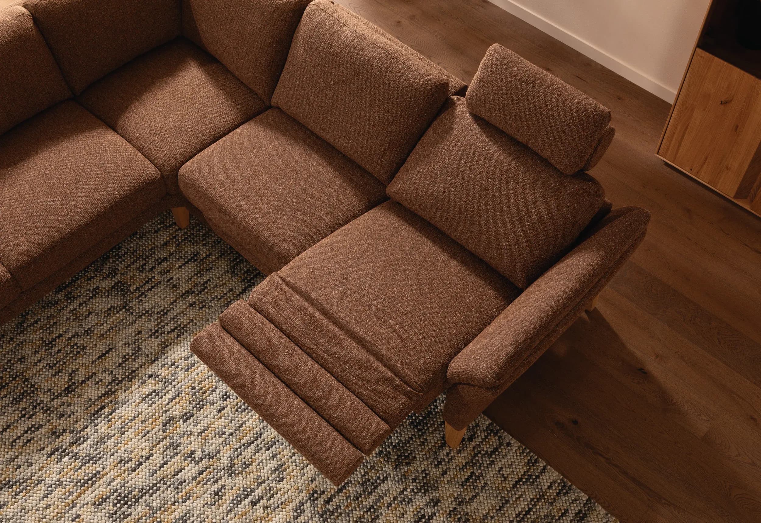 Ecksofa Rockport A - Ecke links mit 2,5-Sitzer, inkl. Relaxfunktion (motorisch), Sitzauszug (motorisch) und Armlehne klappbar, Stoff, Caramel