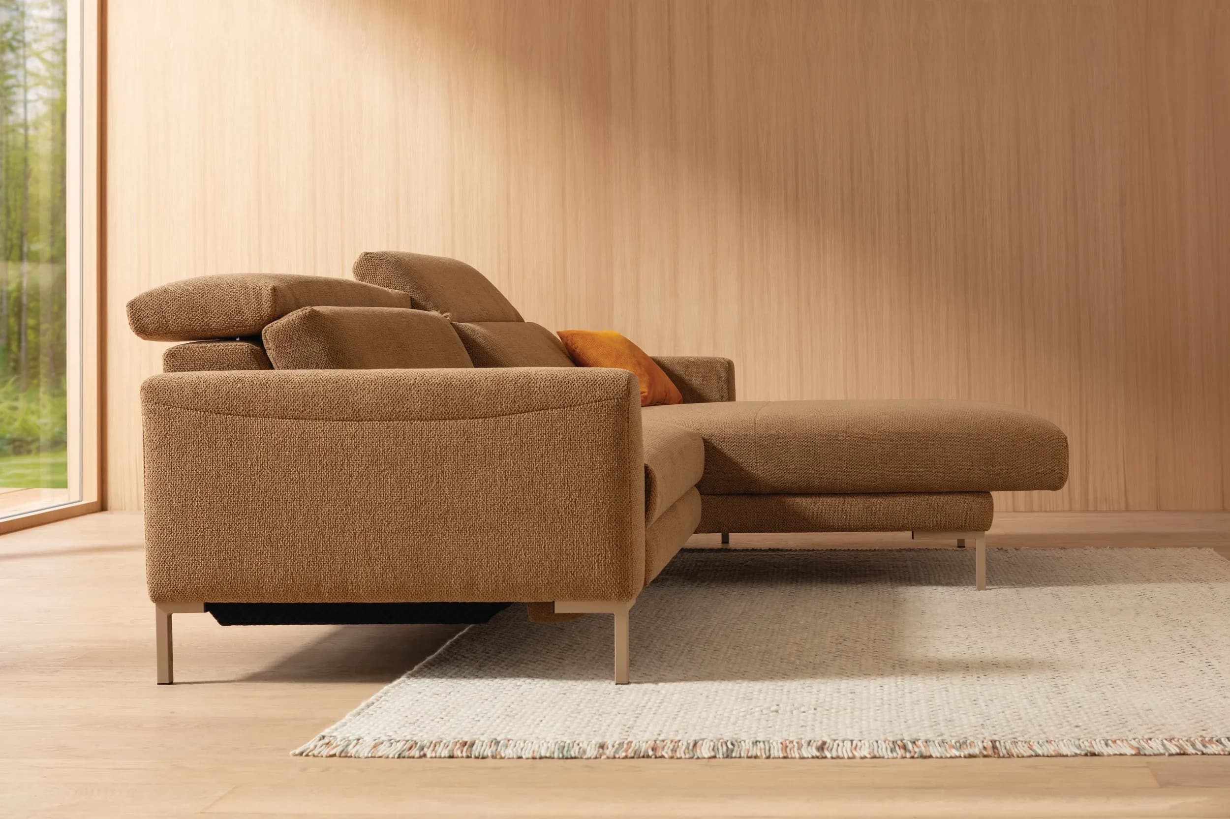 Sofa Braska - 1,75-Sitzer mit Longchair rechts, inkl. Relaxfunktion (motorisch) und Kopfstütze verstellbar, Stoff, Rauchbraun