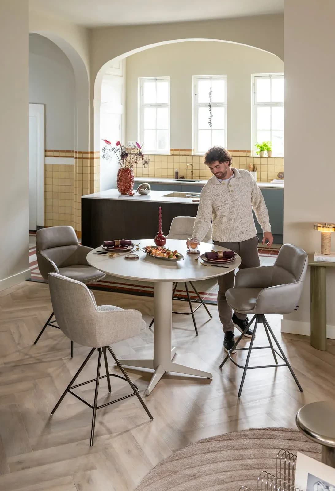 Caletta, Tresentisch rund 120 cm. - Eiche Tischplatte - zentraler Sternfüß crème farbe