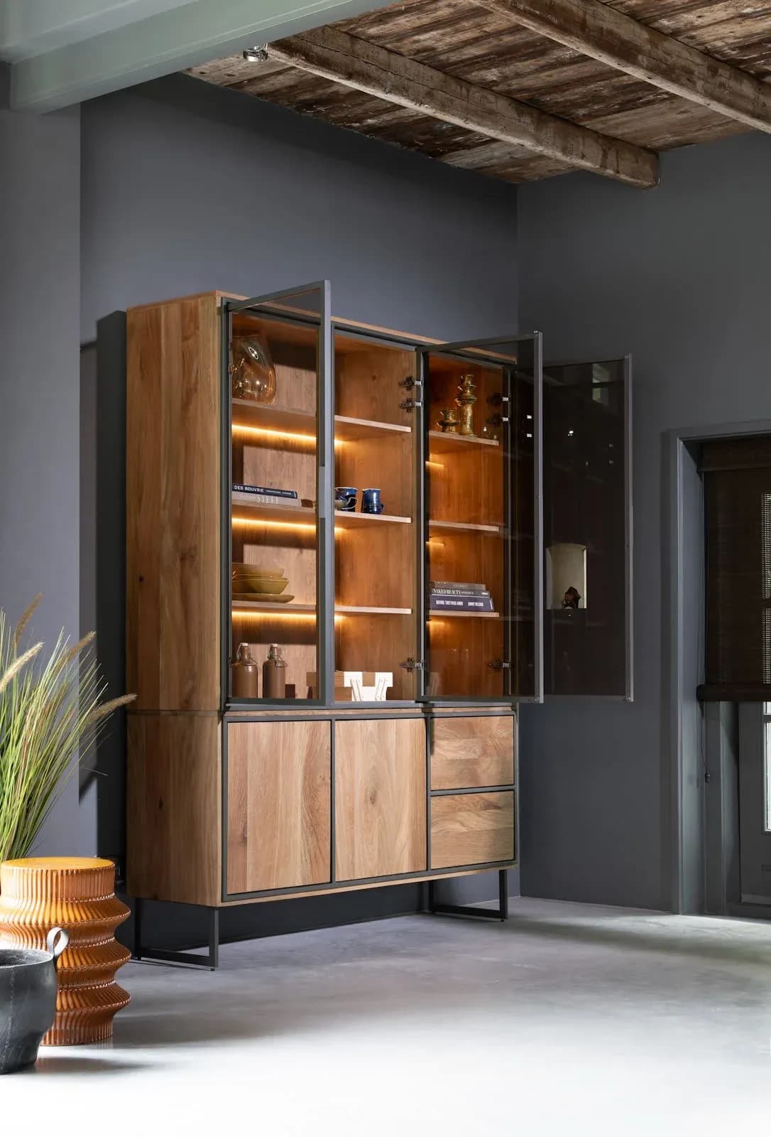 Trapani, Buffetschrank 160 cm - 3-Glastüren + 2-Türen + 2-Laden (+ LED)