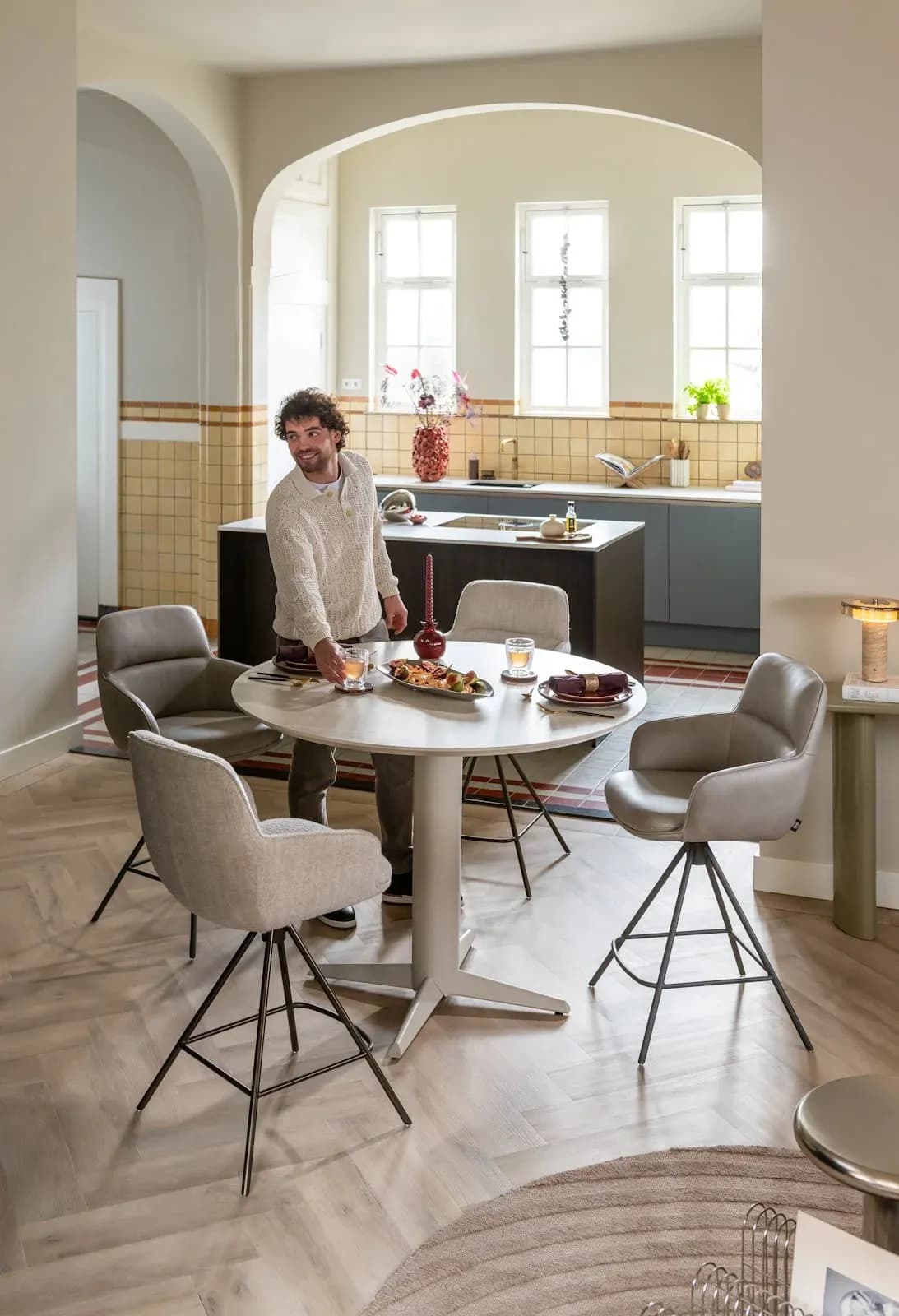 Caletta, Tresentisch rund 120 cm. - Eiche Tischplatte - zentraler Sternfüß crème farbe