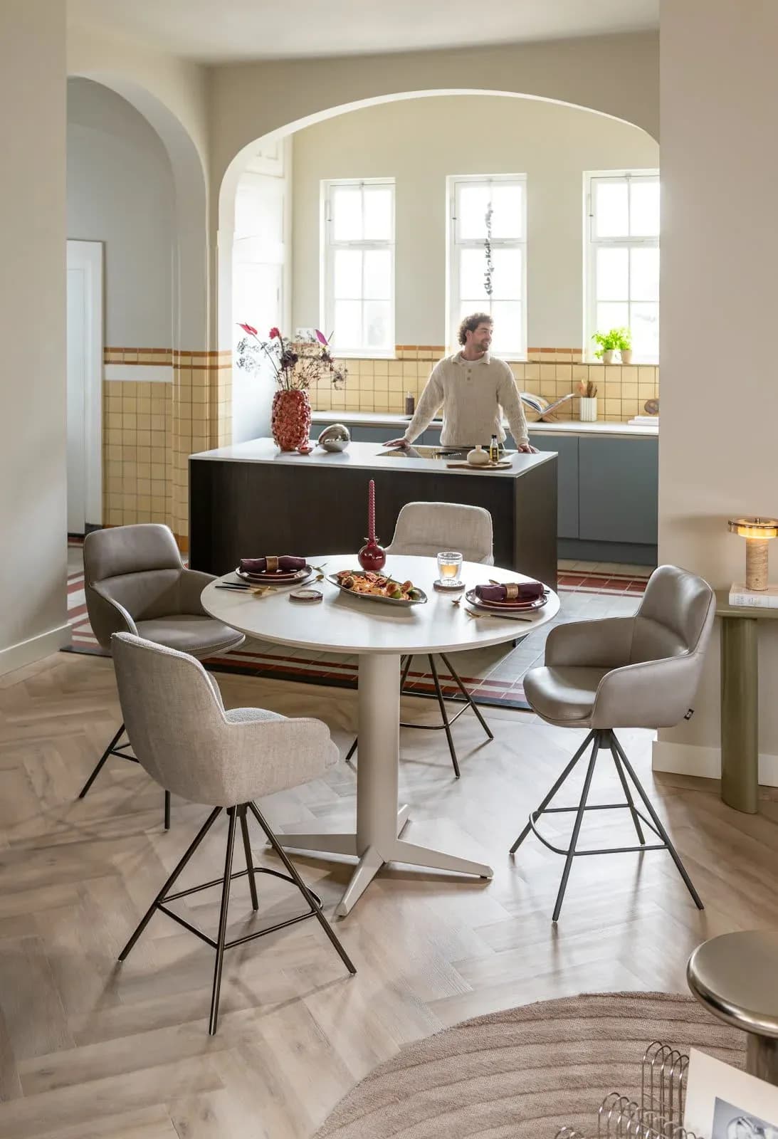 Caletta, Tisch oval 210 x 100 cm. - Eiche Tischplatte - zentraler Kreuzfüß crème farbe