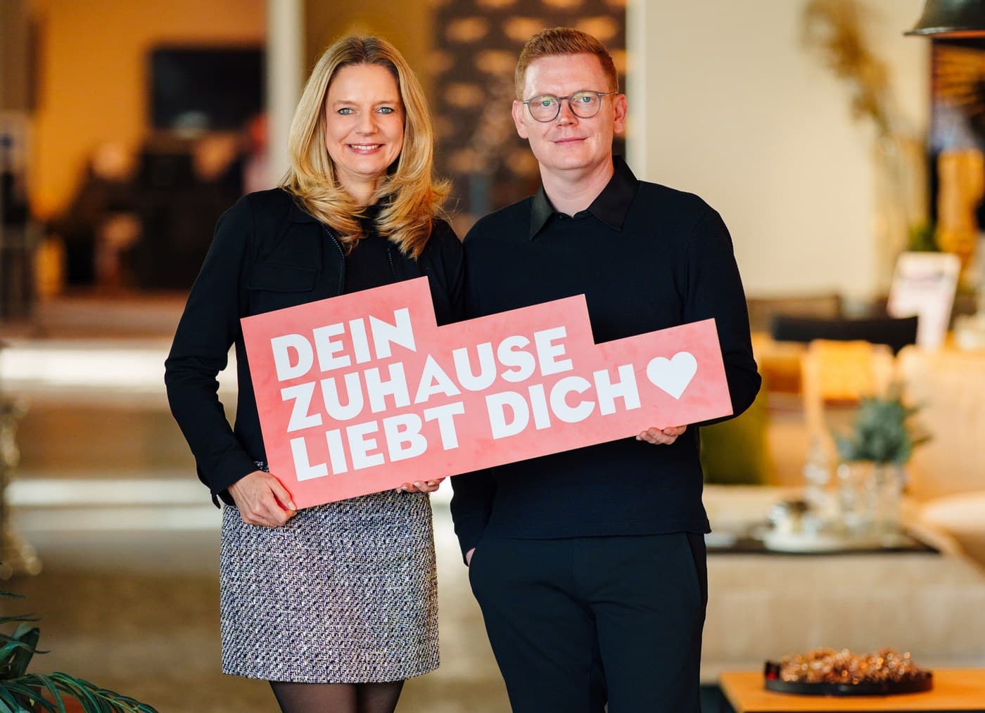 Maurice und Mercedes Gottwald mit Dein-Zuhause-liebt-Dich-Schild