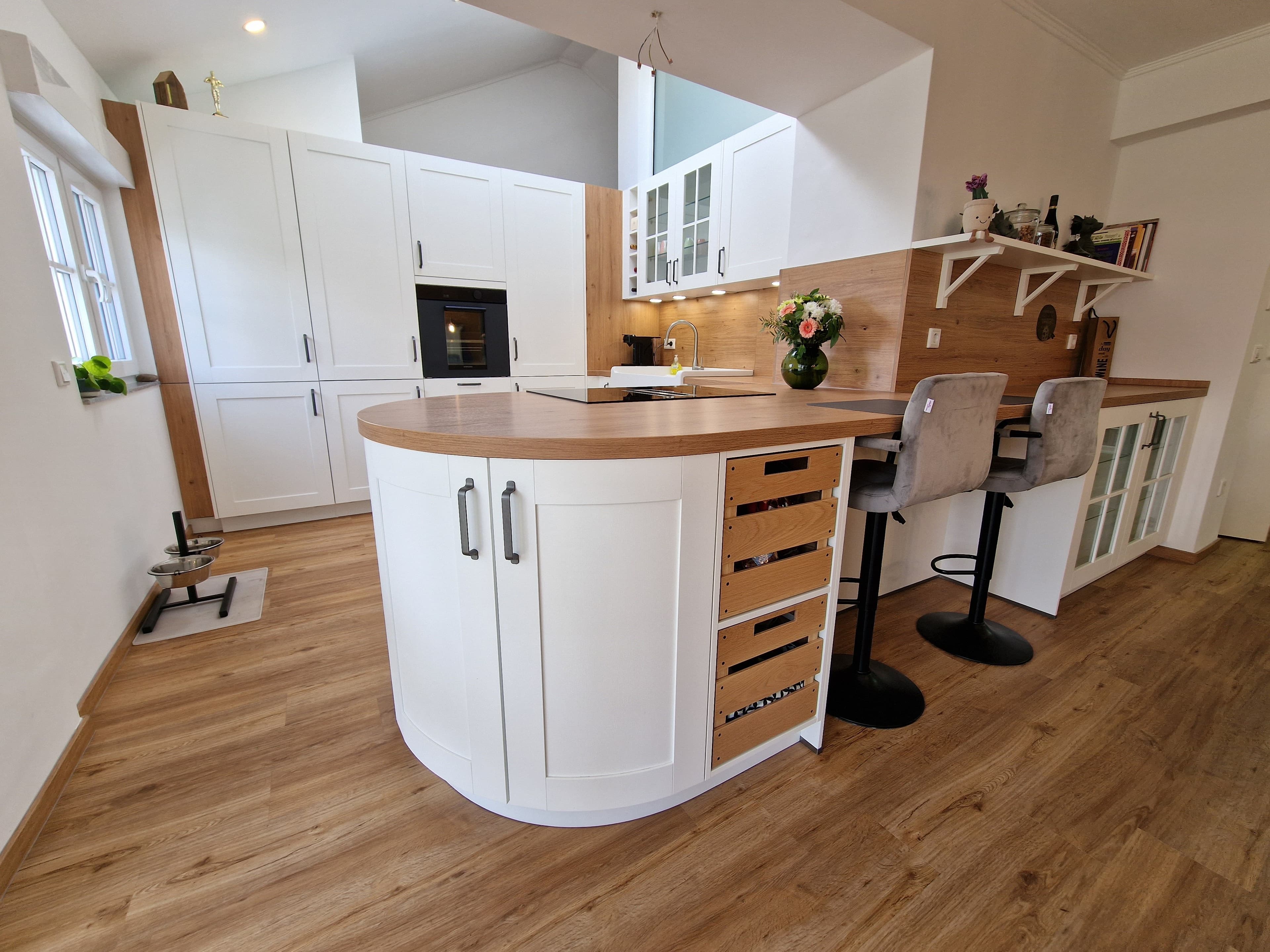 Moderne Landhausküche von Schüller mit großer Kochinsel