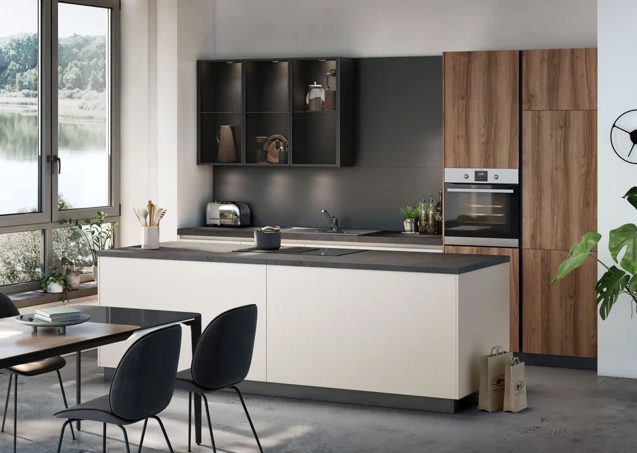 Moderne Küche mit hellen und dunklen Holzfronten, Glasregalen und integriertem Backofen, gemütlicher Essbereich im Hintergrund.