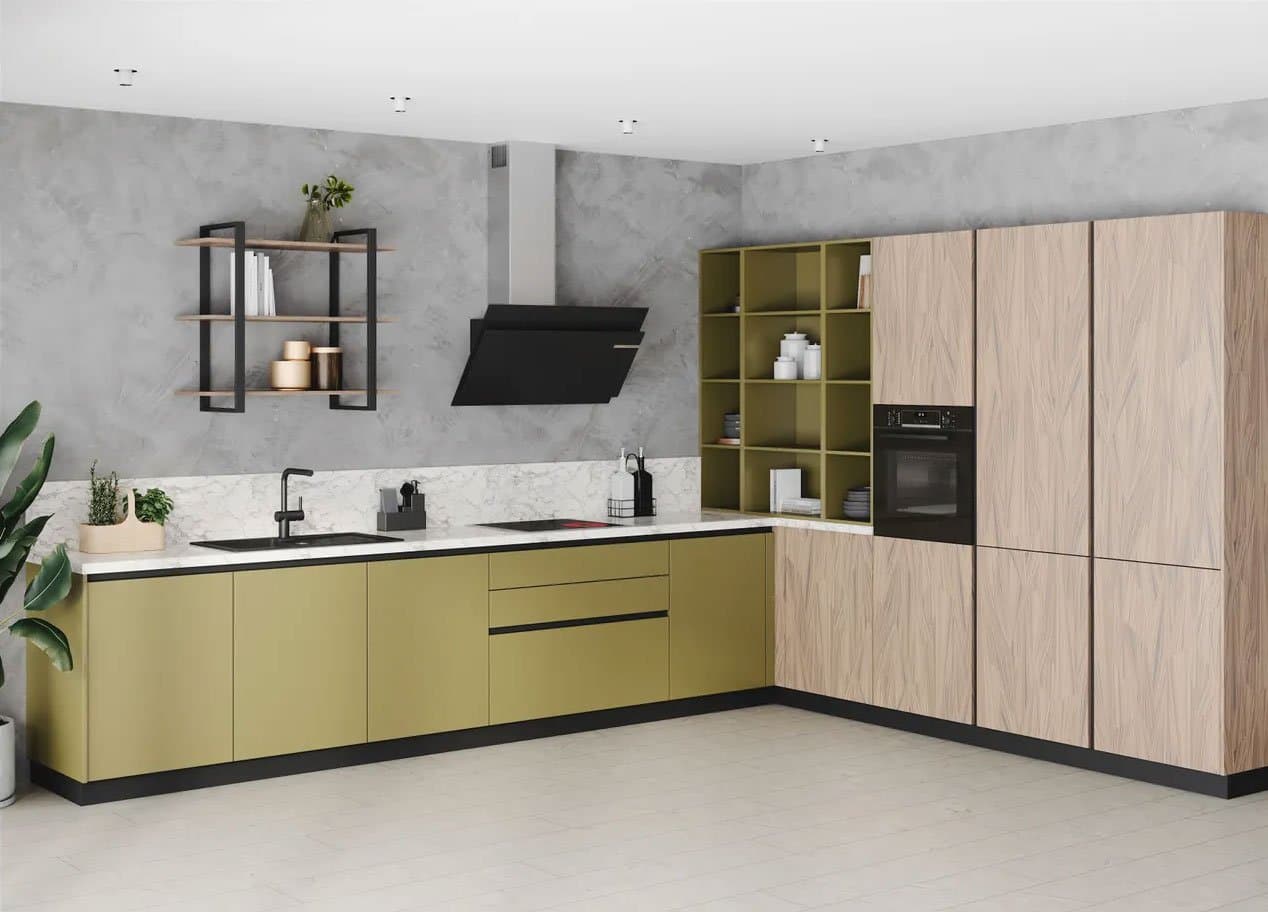 Moderne Küche mit beige-grünen Fronten, Holzregalen und Kochfeld unter Dunstabzug, minimalistisch und elegant gestaltet.