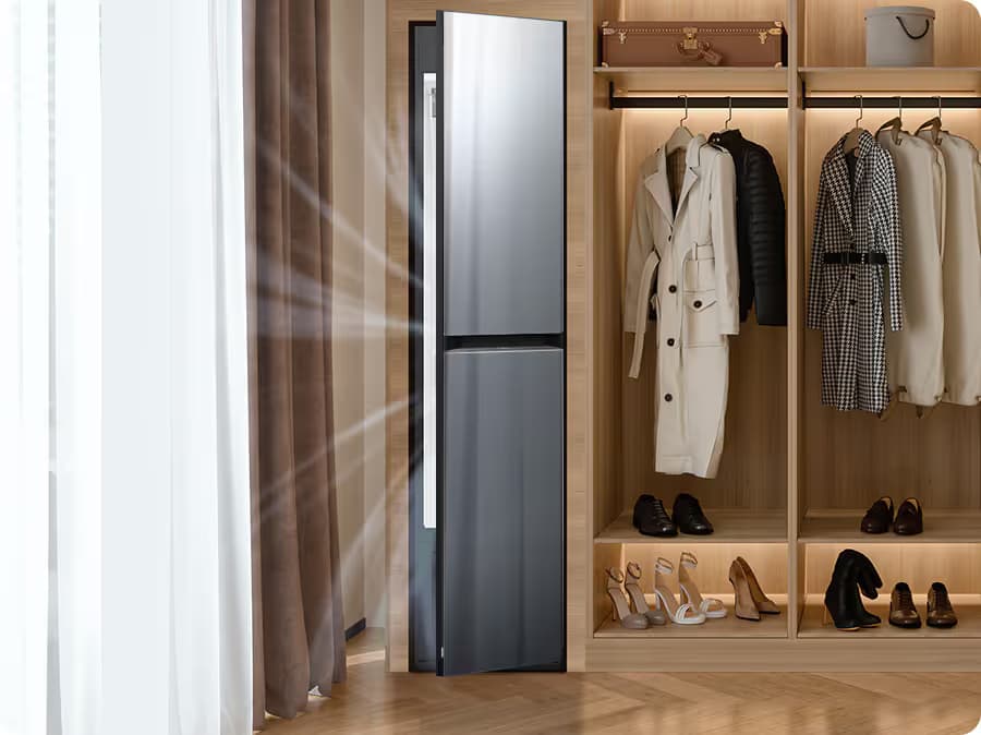 Stylischer Kühlschrank steht in einer modernen Wohnung neben einem Kleiderschrank mit Kleidung und Schuhen.