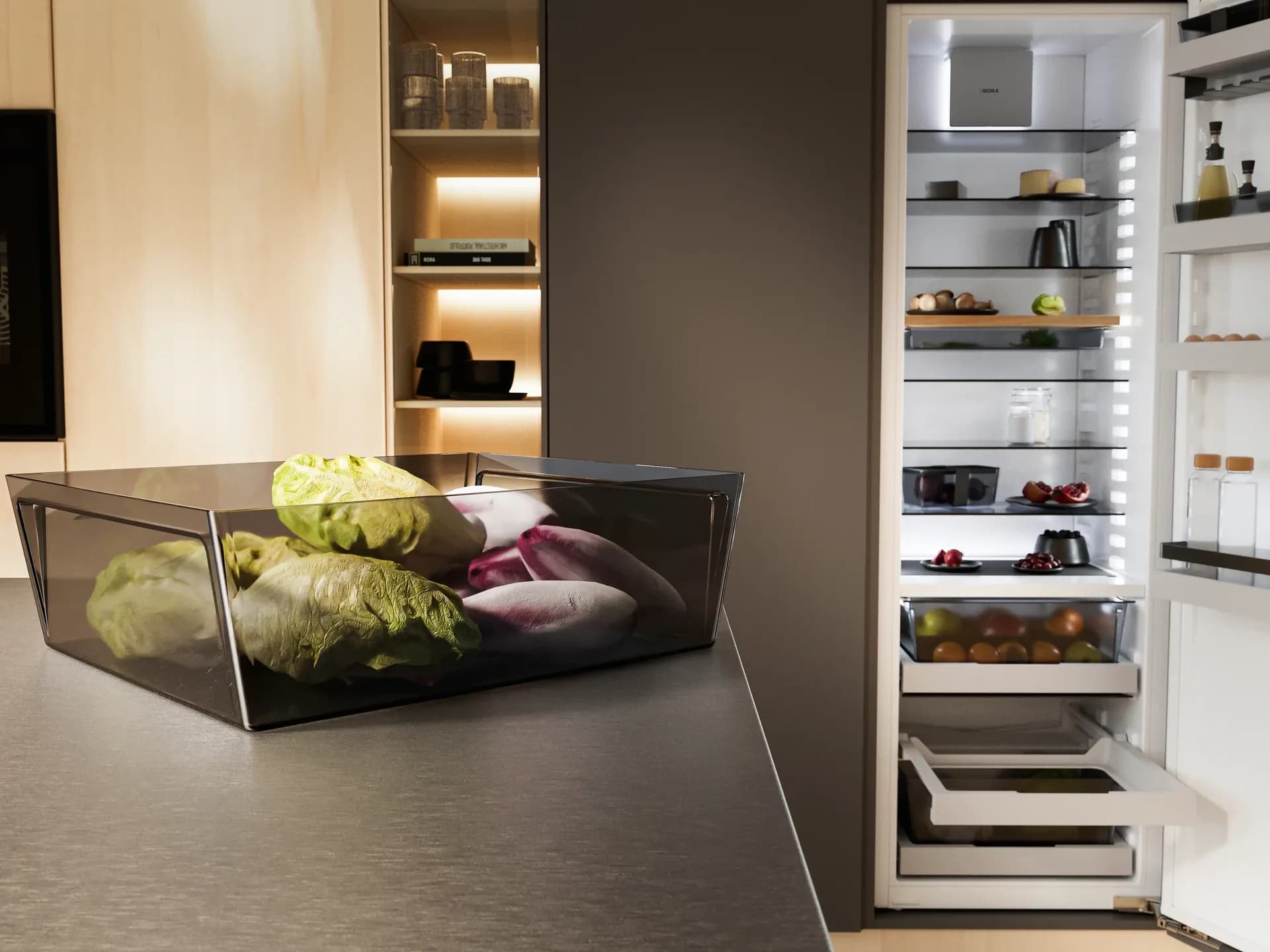 Moderne Küche mit einem Kühlschrank und einer transparenten Box, gefüllt mit frischem Gemüse und Obst auf der Arbeitsfläche.
