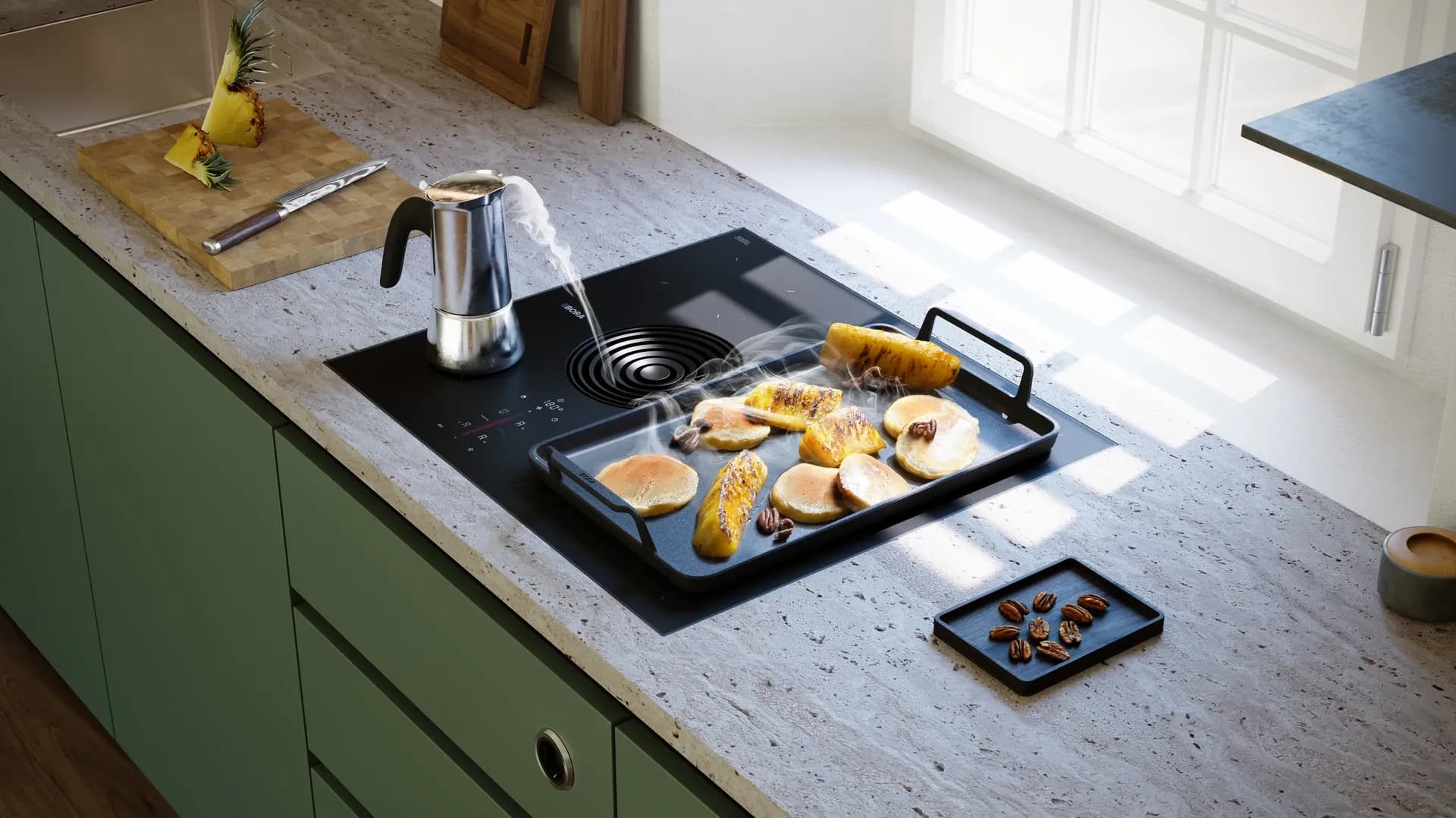 Moderne Küche mit einer Grillplatte, darauf liegen Gemüse und kleine Speisen, daneben ein Wasserkocher und eine kleine Schale.