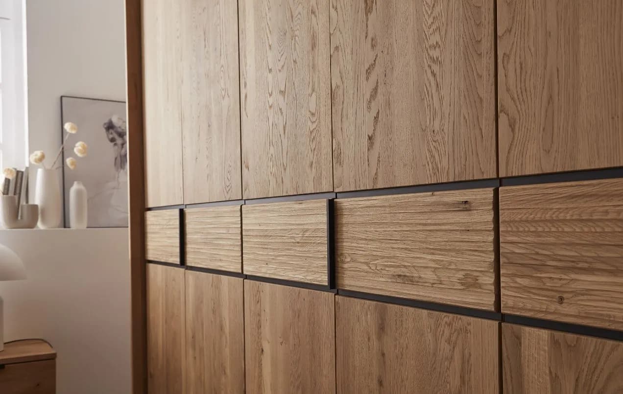 Massivholz-Kleiderschrank Camelo mit Holzfront im Detail