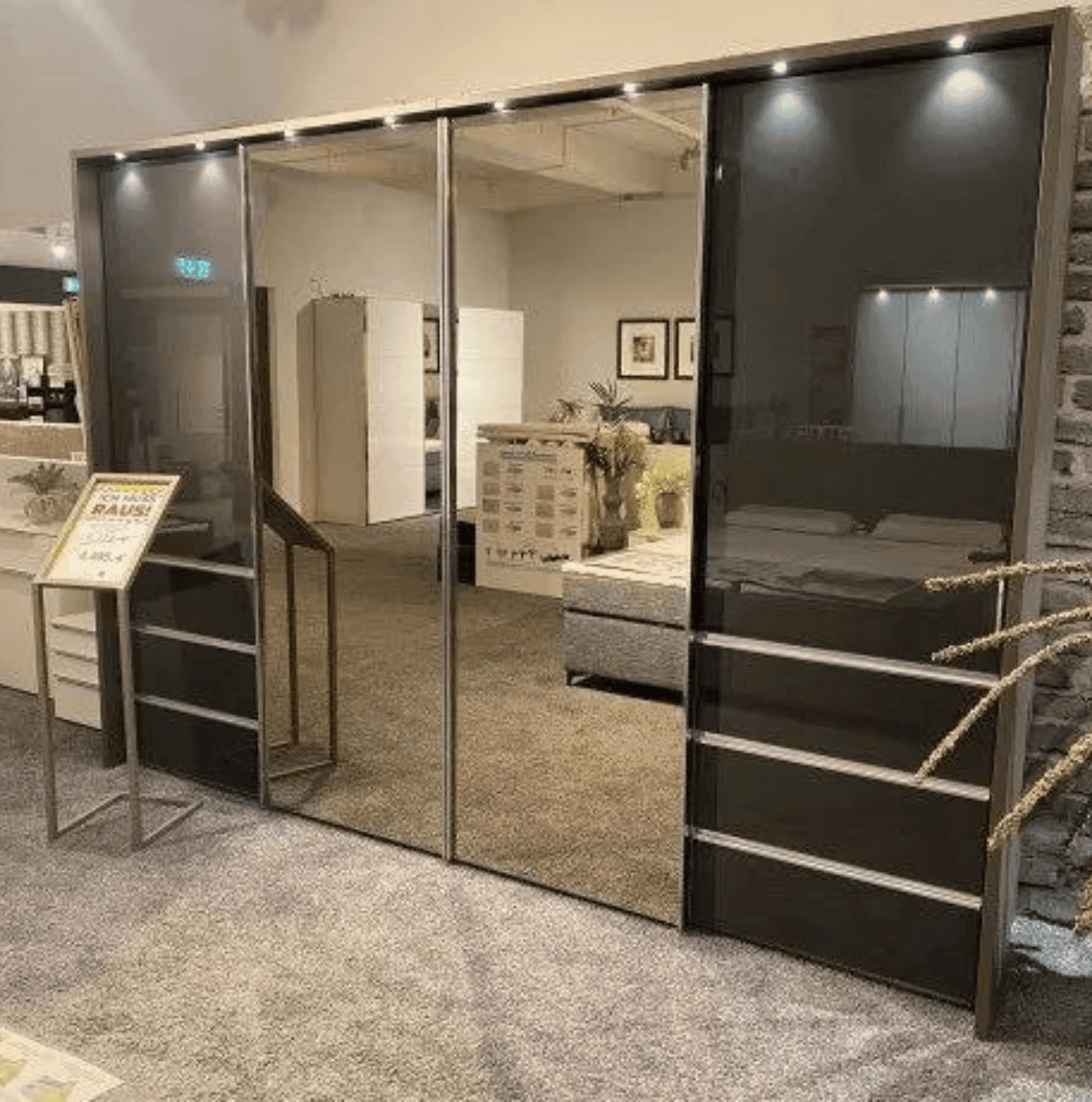 Schwebetürenschrank mit Glasfronten in der Möbelausstellung