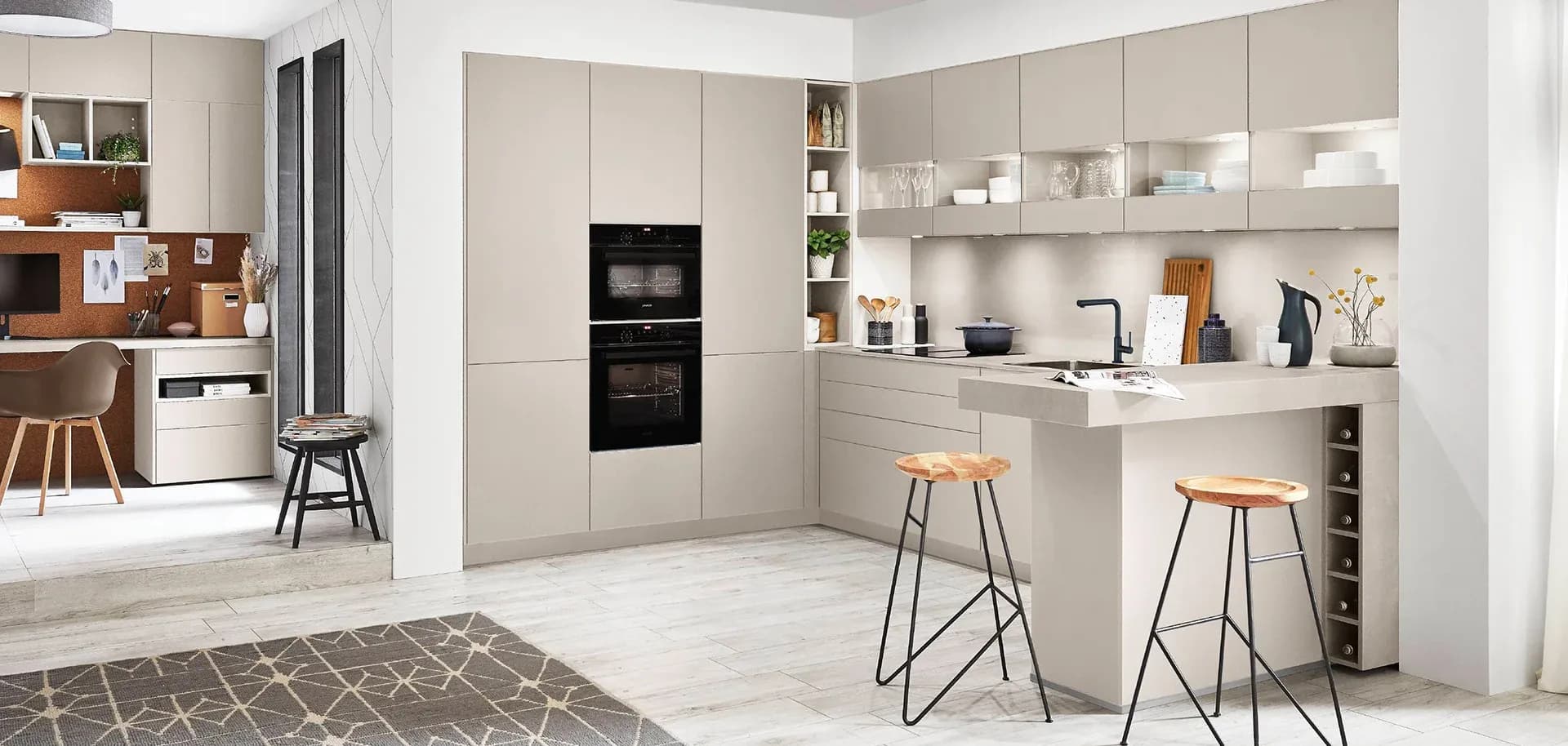 Moderne, helle Küche in neutralen Farben mit Ober- und Unterschränken, Bartresen und zwei stylischen Barhockern.