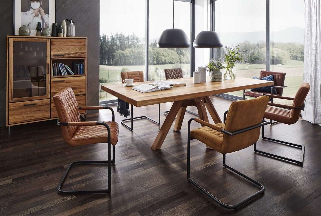 Esszimmer mit Freischwinger-Stühlen in Braun und Massivholztisch