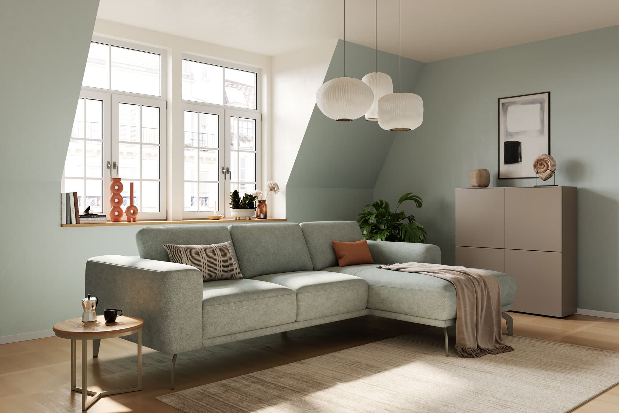 Gemütliches Wohnzimmer mit hellblauem Sofa, modernen Lampen, Pflanzen und dezenten Deko-Elementen.