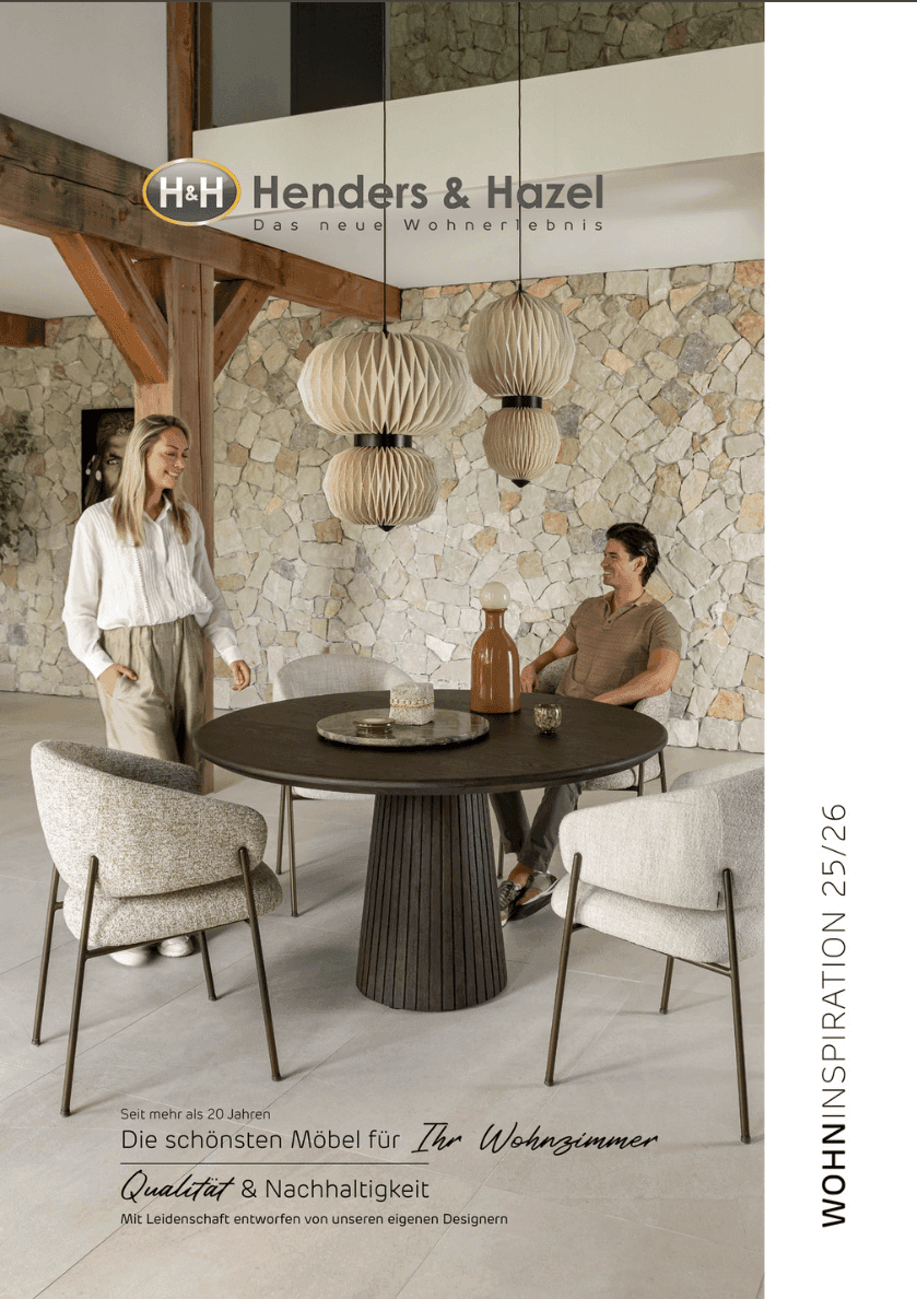 Prospekt-Titel Henders & Hazel „Wohninspiration 25/26“ – Esszimmer mit rundem dunklem Holztisch, hellen Polsterstühlen und Papierleuchten vor einer Natursteinwand