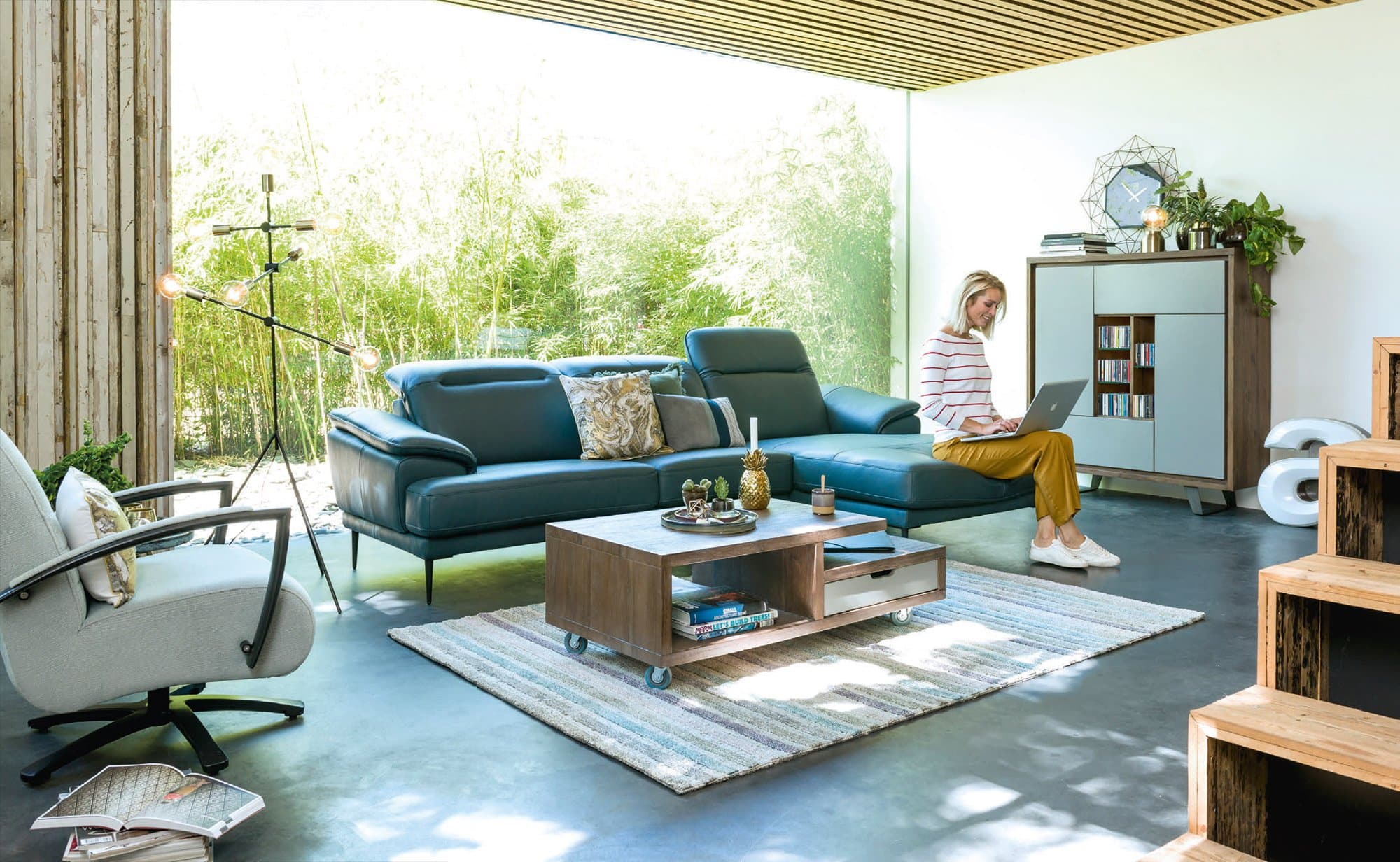 Henders & Hazel Wohnzimmer mit Sofa Roanne und Sideboard