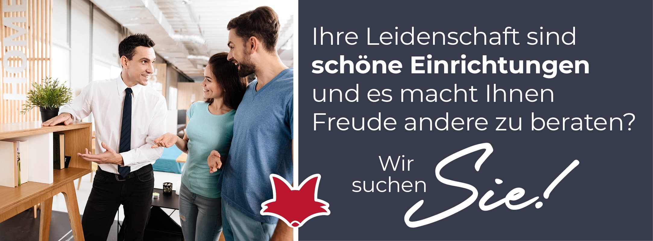 Karriere-Banner: Berater zeigt einem Paar Möbel im Showroom – „Ihre Leidenschaft sind schöne Einrichtungen … Wir suchen Sie!“