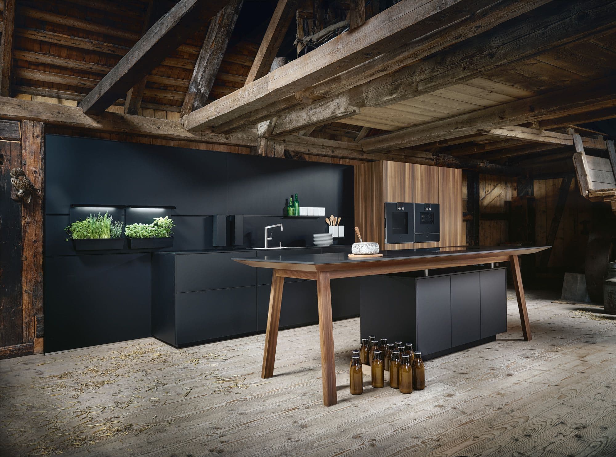 Moderne Next125-Küche mit dunklen Fronten und Kücheninsel