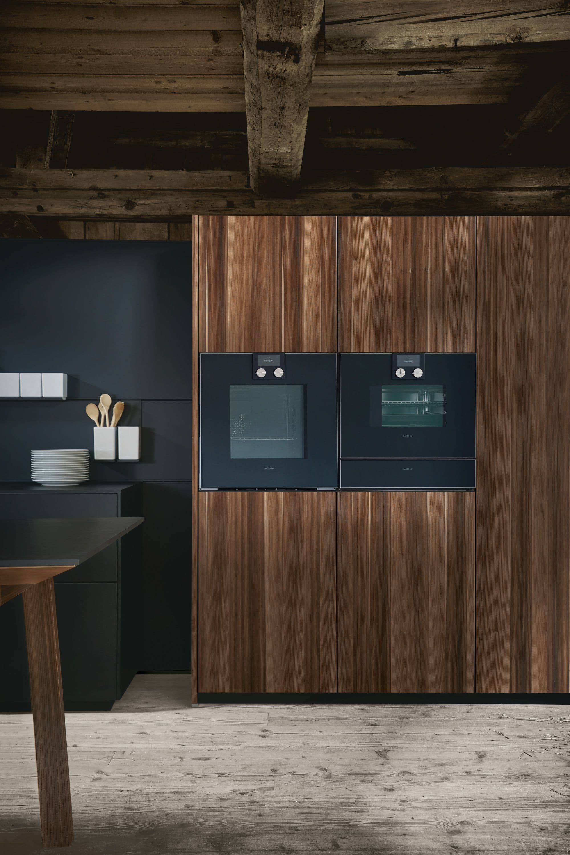 next125-Küche mit Hochschrank, Einbaubacköfen und Holzbalkendecke