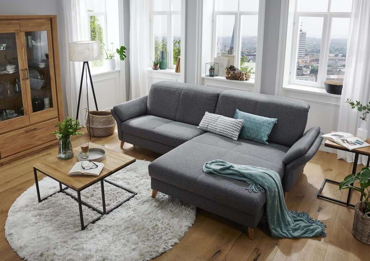 Sofa mit Couchtisch im Wohnzimmer – die richtige Couchtisch-Höhe