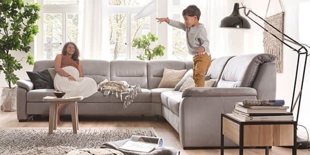 Fröhliche Familie auf einer grauen Couch – Wohnzimmer-Collage
