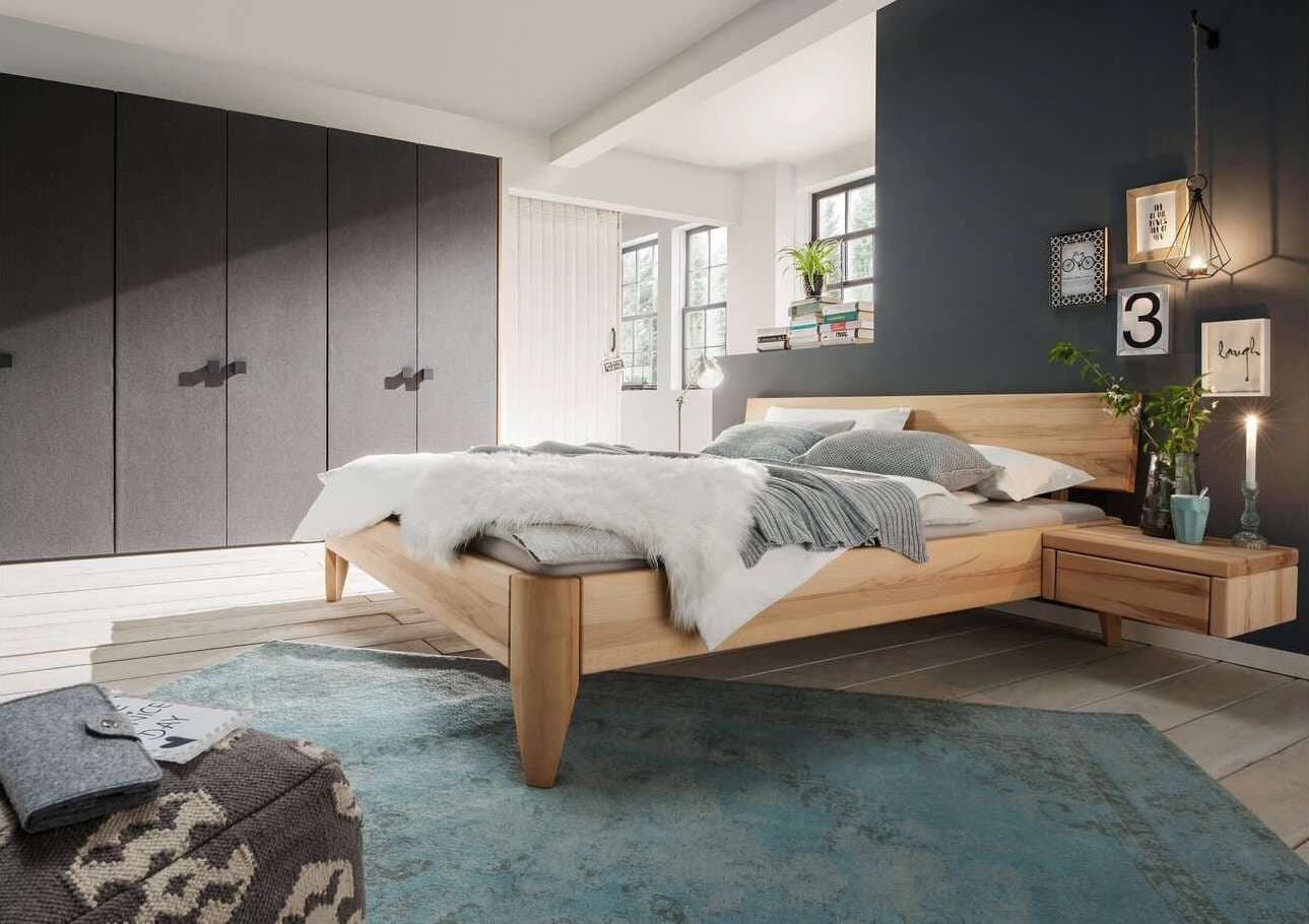 Schlafzimmer mit Nachttisch (Natura Home)