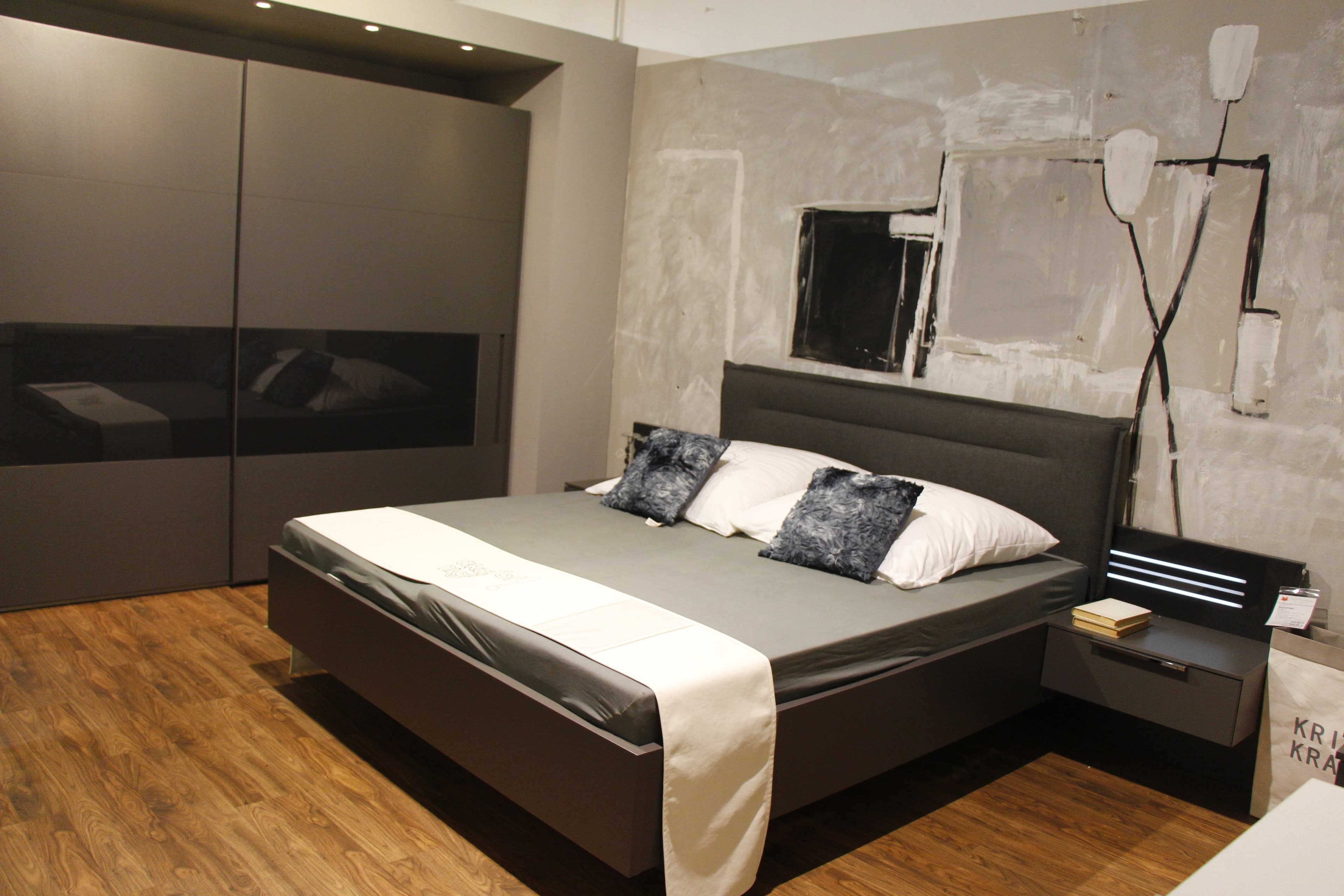 Schlafzimmer-Ausstellung mit Polsterbett und Kleiderschrank