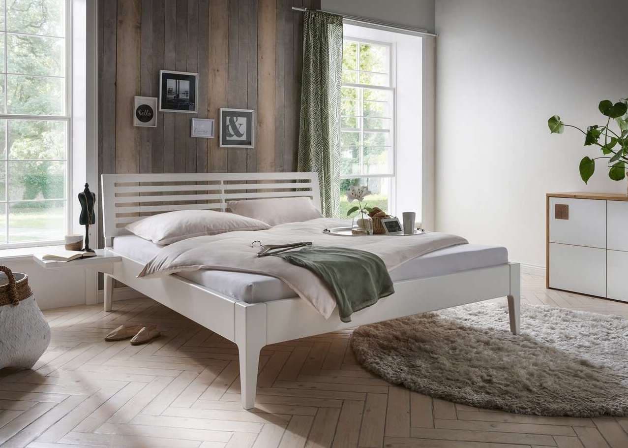 Weißes Bett mit Sprossen-Kopfteil im Schlafzimmer