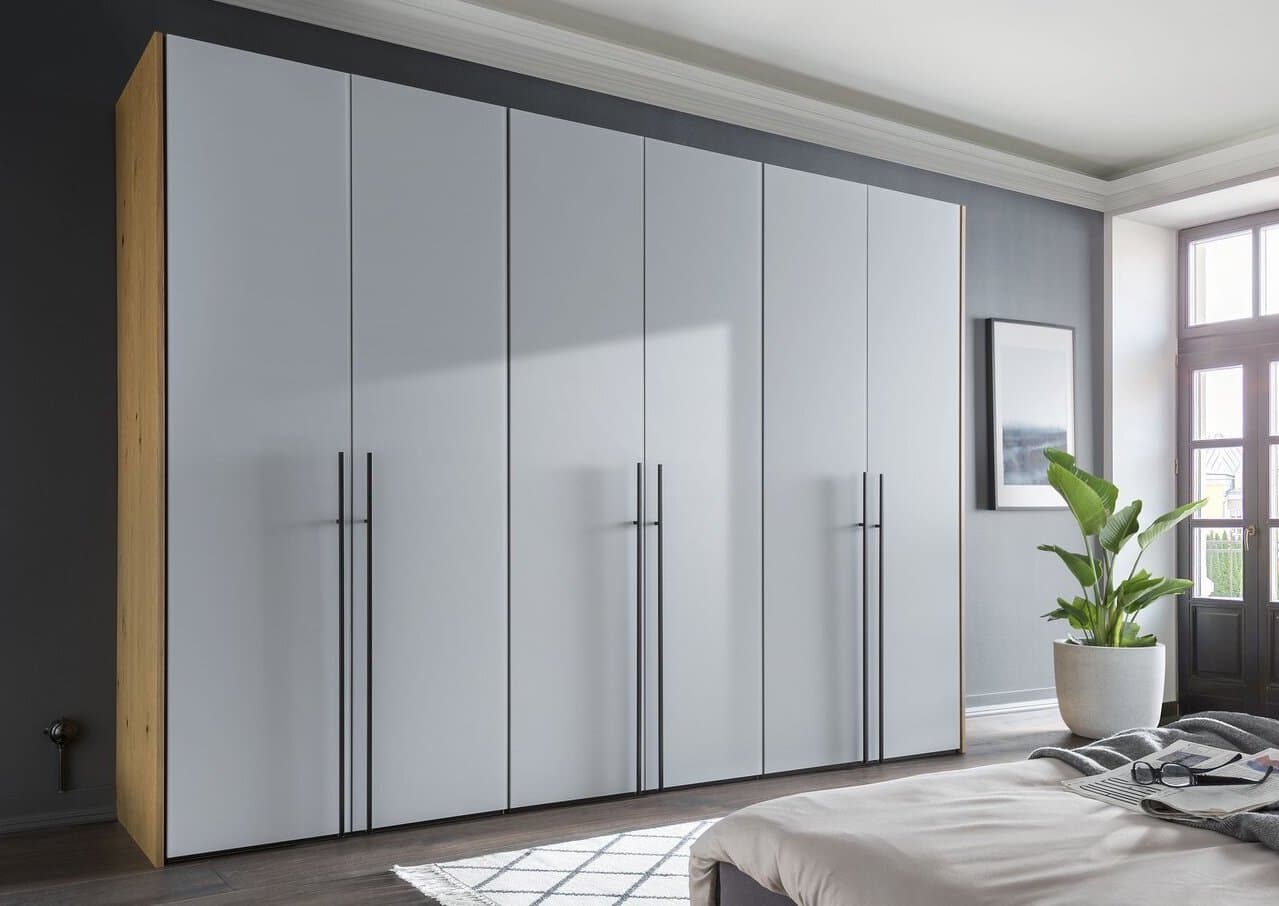 Großer Drehtürenschrank mit grauen Fronten