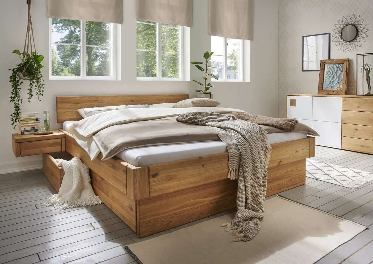Schlafzimmer mit Massivholzbett und Kommode