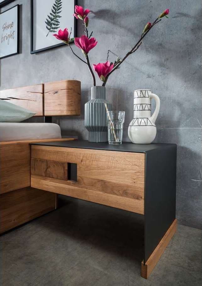 Nachttisch aus Massivholz mit Vase