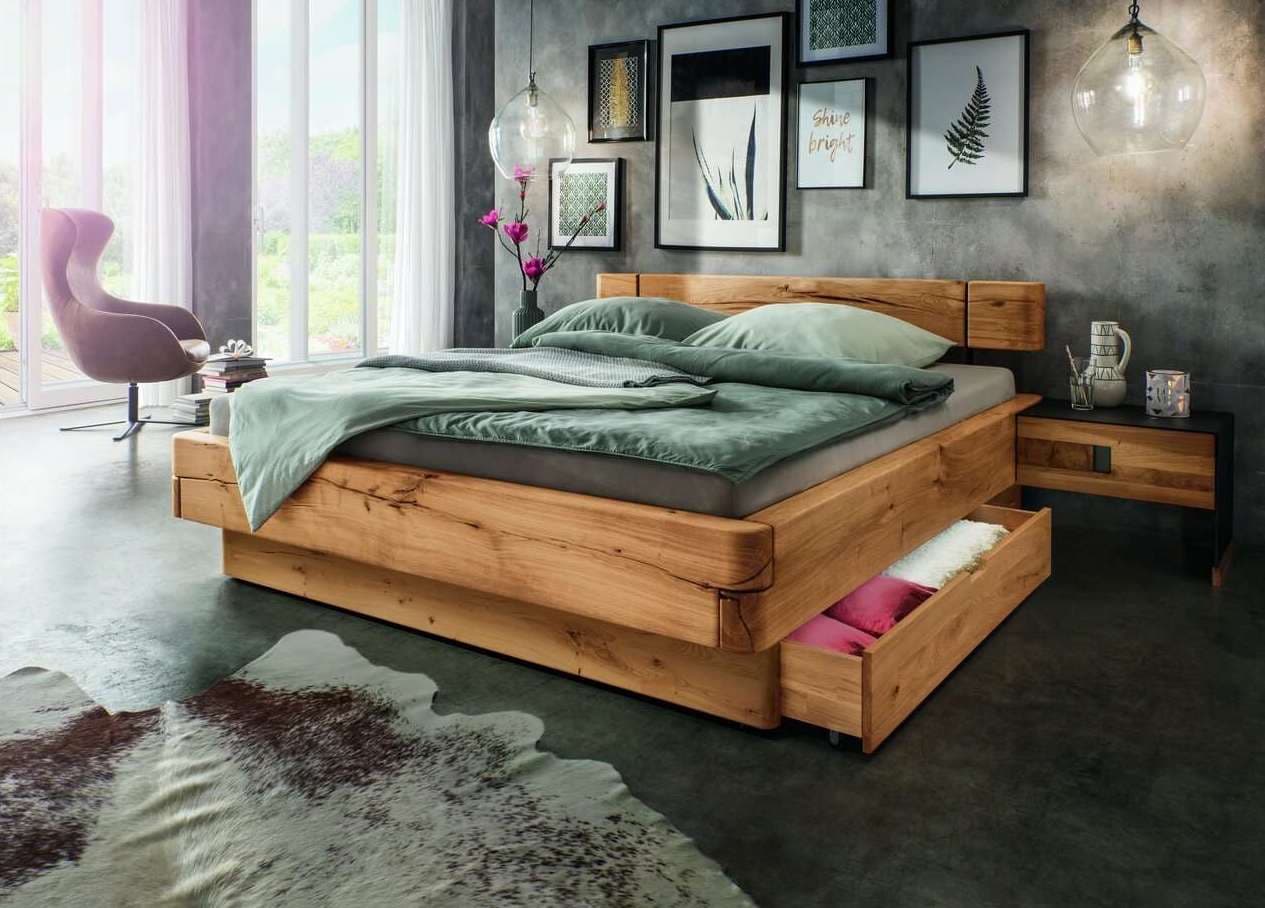 Schlafzimmer-Einrichtungsidee mit Massivholzbett und Sessel