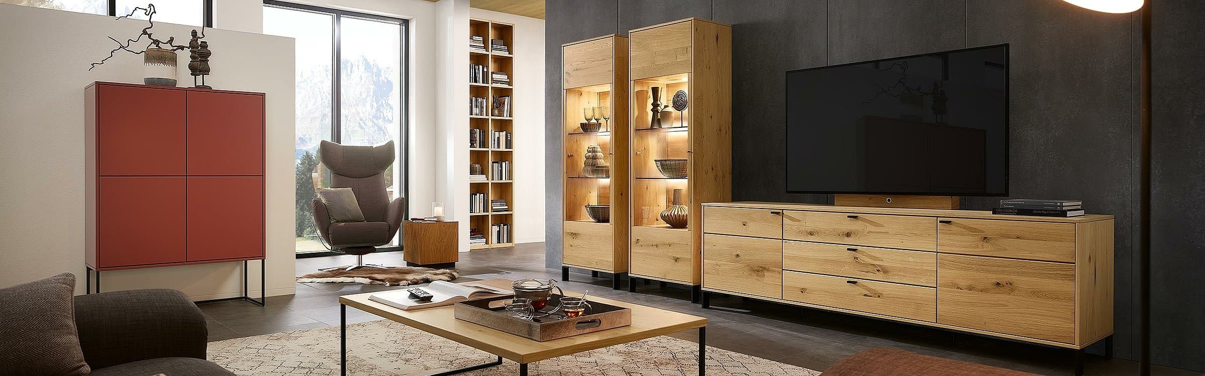 Wohnzimmer mit Vitrinen und Sideboard der Serie Concetto