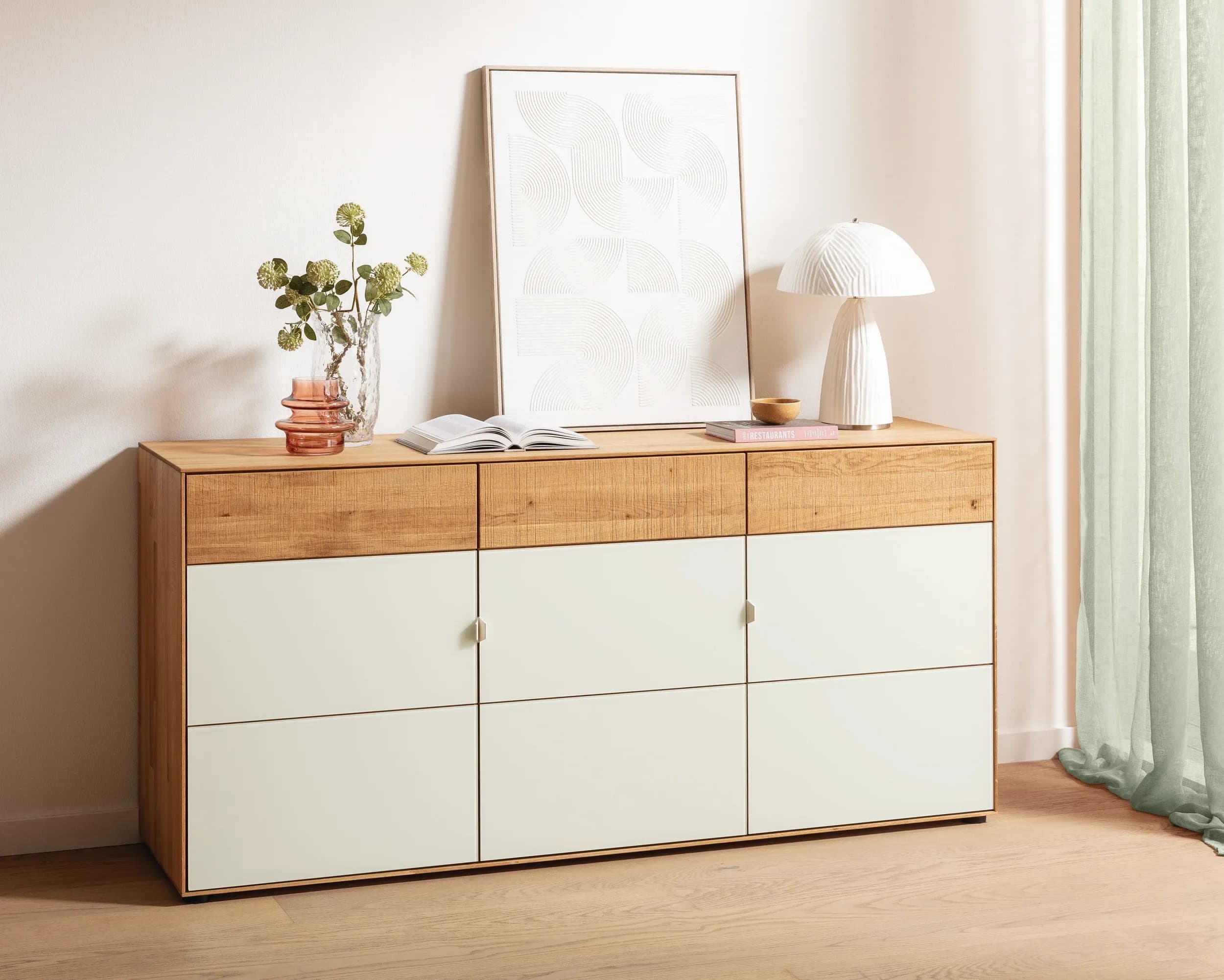 Sideboard Koruna – Eiche massiv legno geölt, Front oben Holz sägerau, unten Glas cremeweiß