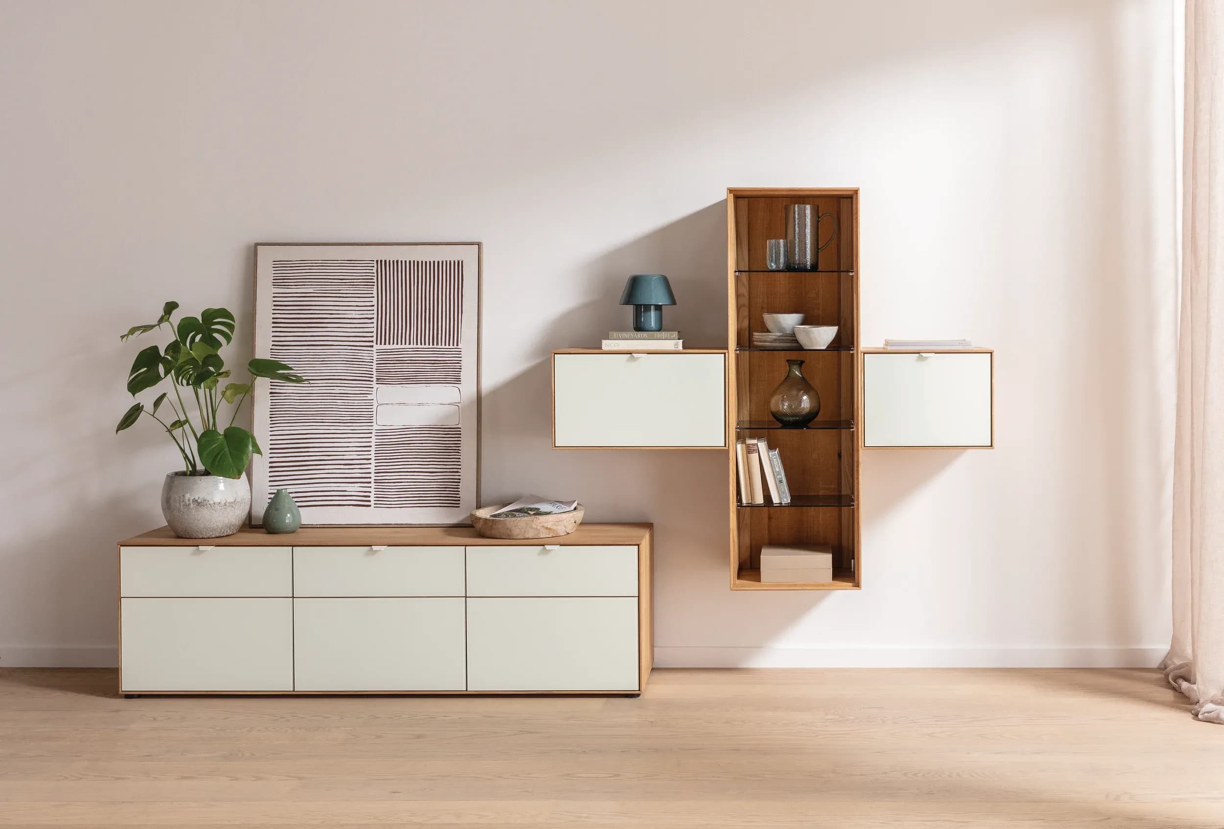 Wohnwand Koruna - Eiche massiv legno geölt, Front Glas cremeweiß