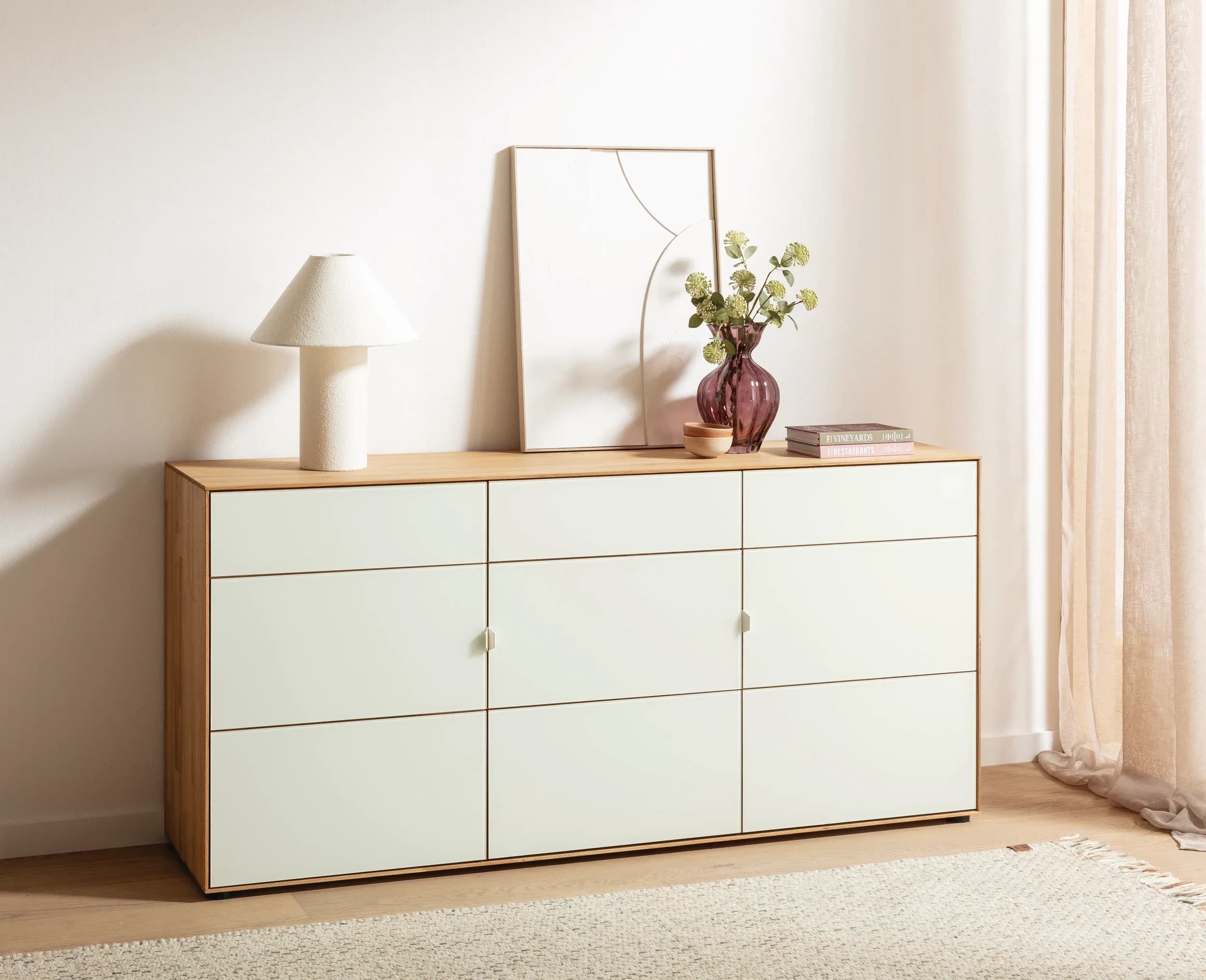 Sideboard Koruna – Eiche massiv legno geölt, Front Glas cremeweiß