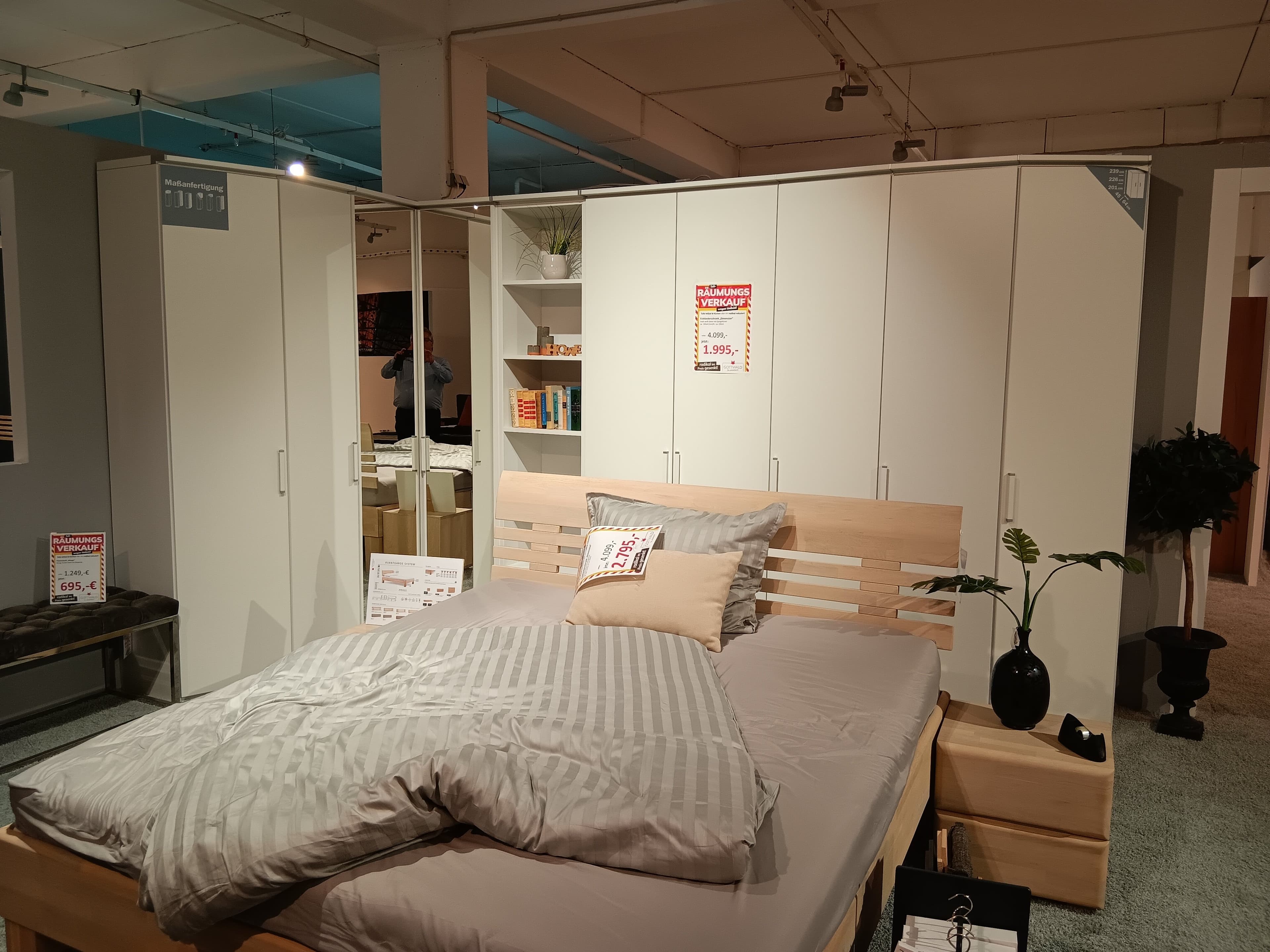 Eckkleiderschrank "Dimension" – Ausstellungsstück im Möbelhaus Gottwald – der Wohnfuchs
