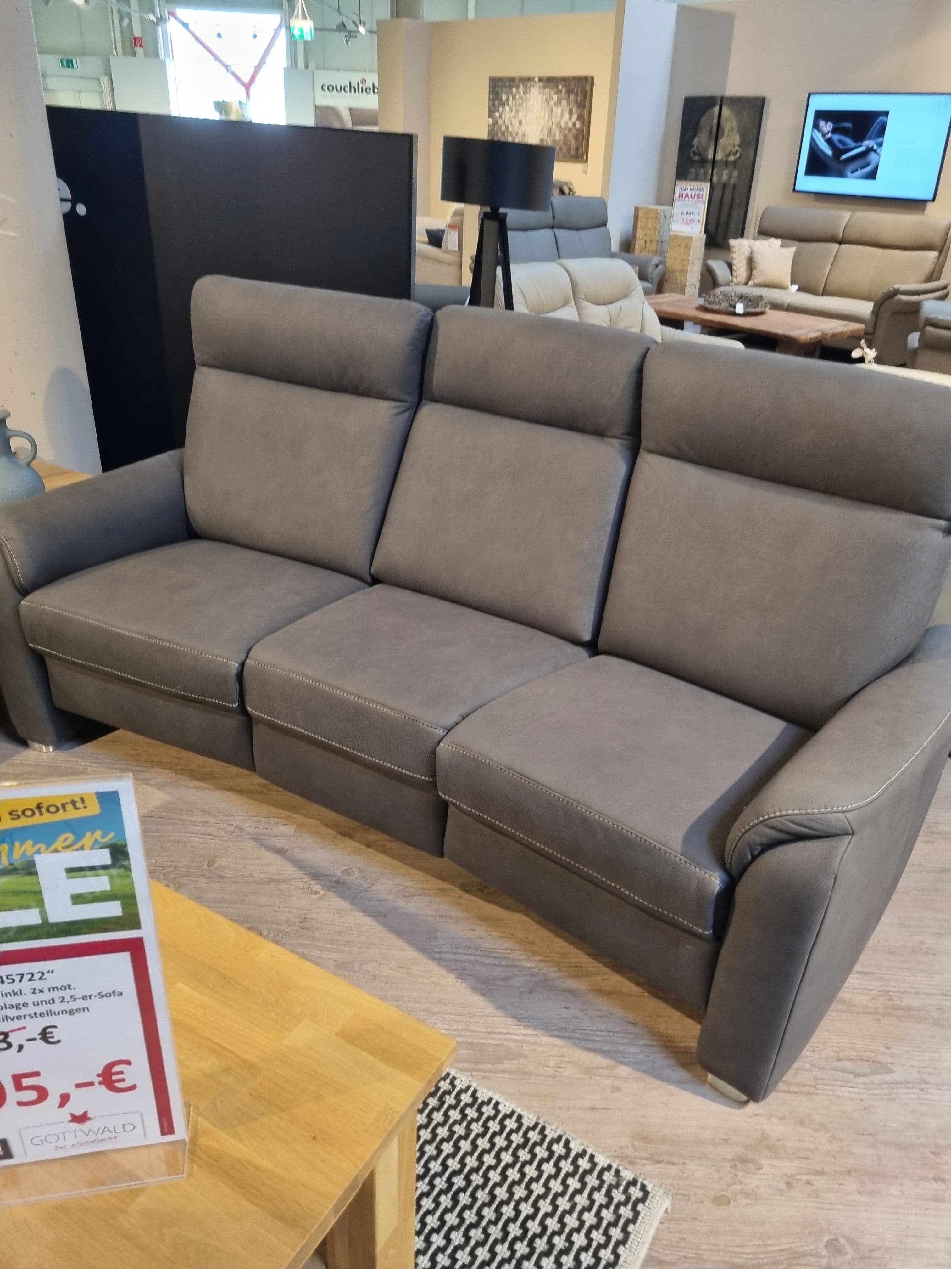Trapezsofa+2,5-er Sofa – Ausstellungsstück im Möbelhaus Gottwald – der Wohnfuchs