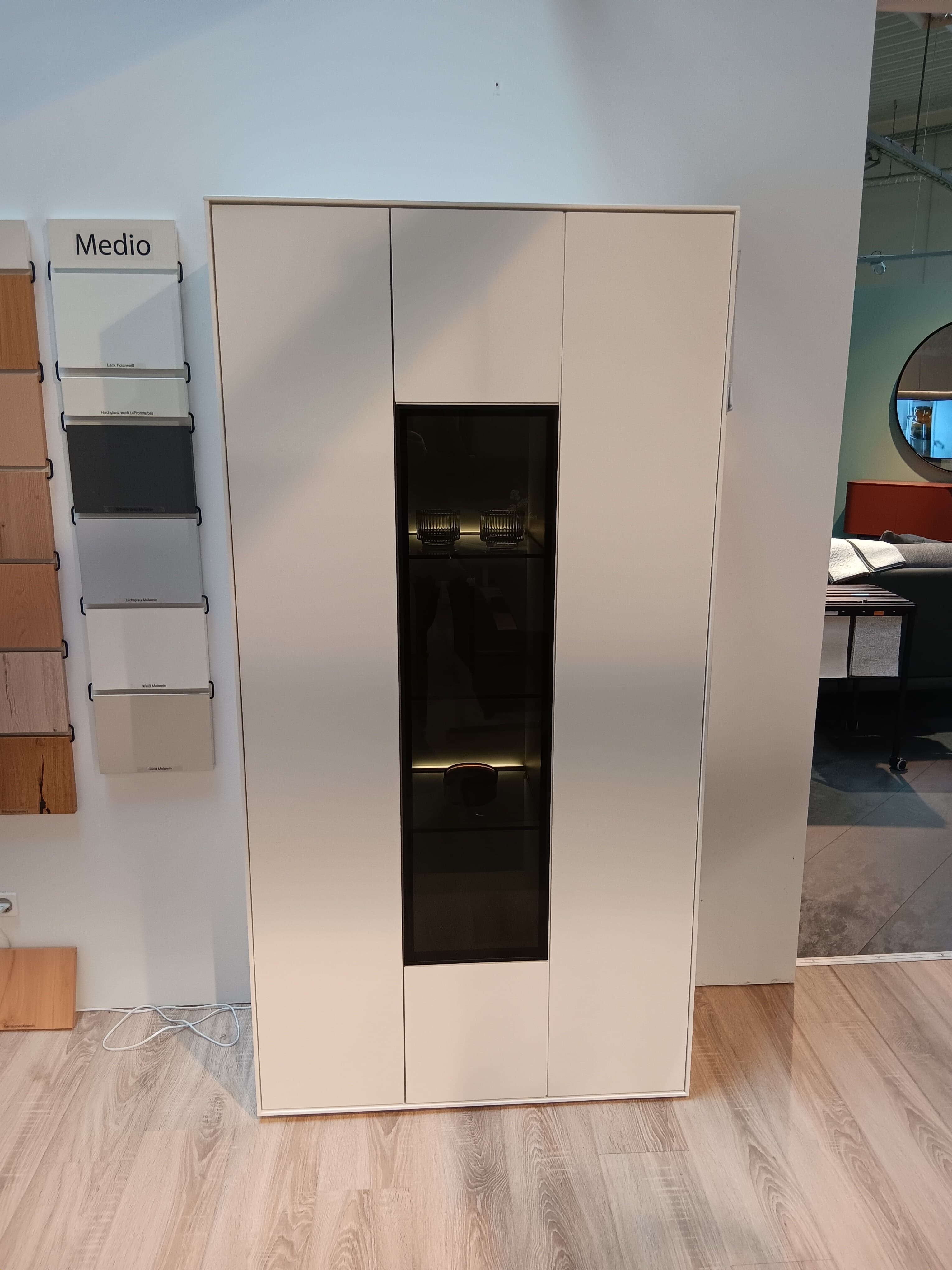 Vitrine "Medio-Global – Ausstellungsstück im Möbelhaus Gottwald – der Wohnfuchs
